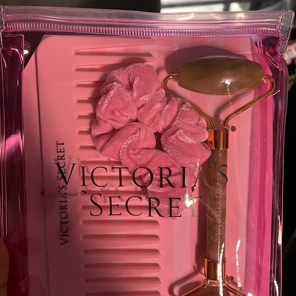 Victoria’s Secret self-care kit - Picture 2 of 7